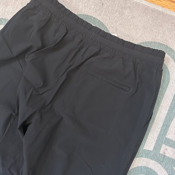 Vuori Miles Jogger in Black, SIZE L - Picture 2 of 5